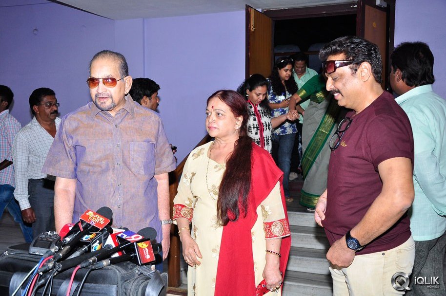 Krishna-and-Vijaya-Nirmala-at-Garam-Movie-Special-Show